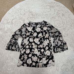 JM Collection Black Floral Bell Sleeve‎ Blouse